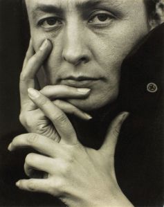 800px-O'Keeffe-(hands)